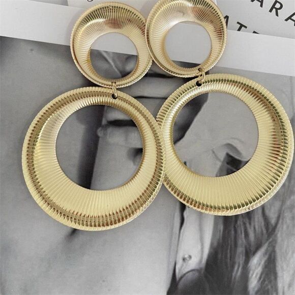 𝅺Gold Tone Exaggerated Circles Statement Earrings Oversized Lightweight Hoops - Picture 1 of 10